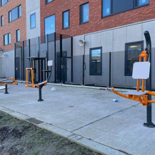 Montagefoto van de inrichting van een penitentiaire inrichting in Brussel met onze OFM buiten fitnesstoestellen